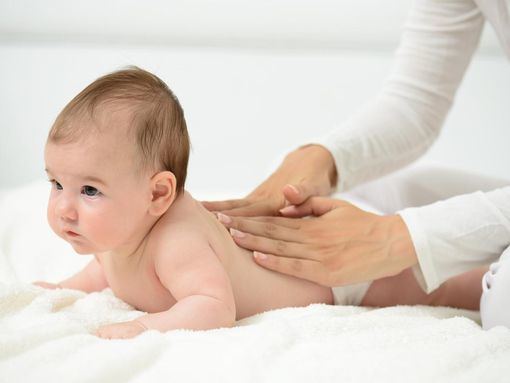 colique massage bébé